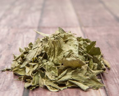 kurutulmuş köri yaprakları