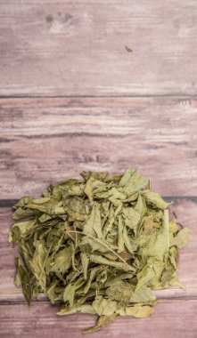 kurutulmuş köri yaprakları