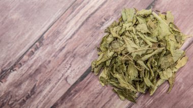 kurutulmuş köri yaprakları