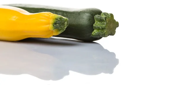 Gelbe und grüne Zucchinis — Stockfoto