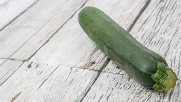 Grünes Zucchini-Gemüse — Stockfoto