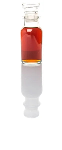 枫叶在玻璃小瓶醋 — 图库照片