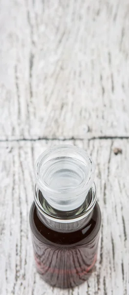 Vinaigre d'érable dans un flacon en verre — Photo