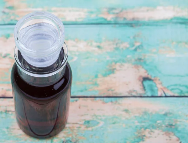 Vinaigre d'érable dans un flacon en verre — Photo