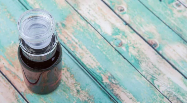 Vinaigre d'érable dans un flacon en verre — Photo