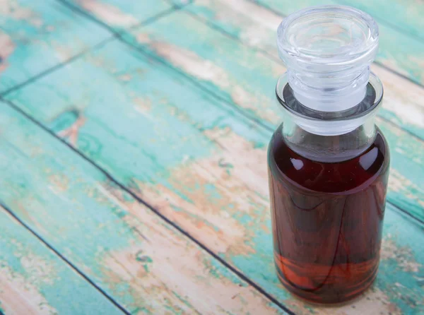 Vinaigre d'érable dans un flacon en verre — Photo