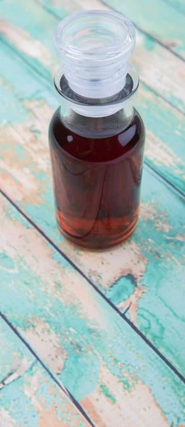 Vinaigre d'érable dans un flacon en verre — Photo