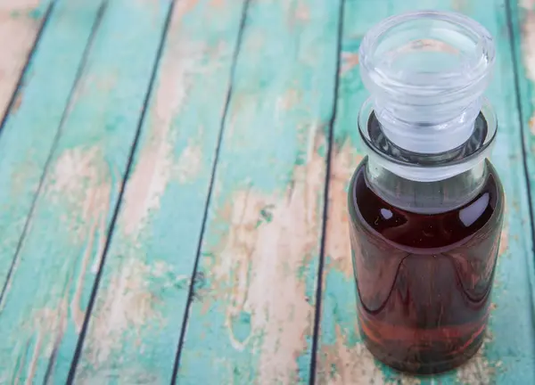 Vinaigre d'érable dans un flacon en verre — Photo