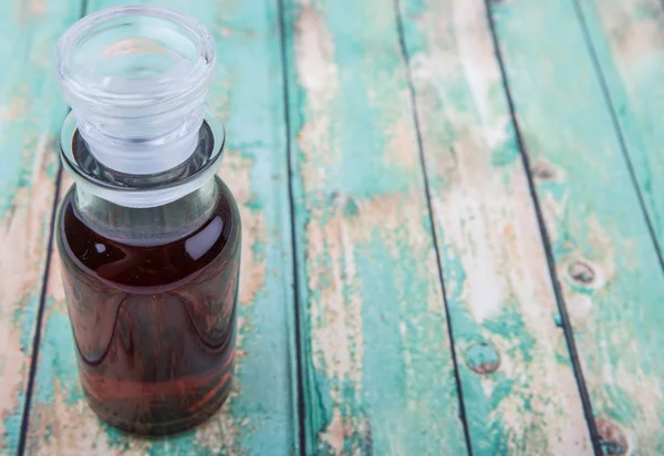 Vinaigre d'érable dans un flacon en verre — Photo