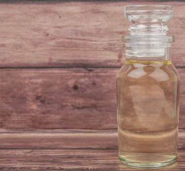 Elma sirkesi cam şişe içinde