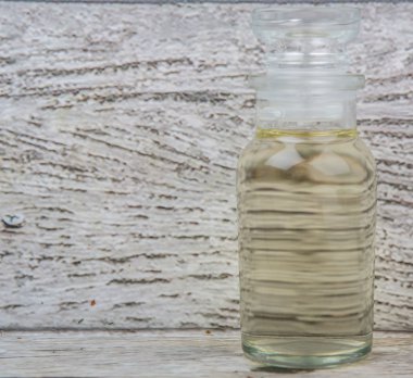 Elma sirkesi cam şişe içinde