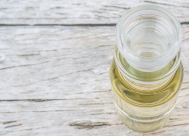 Elma sirkesi cam şişe içinde