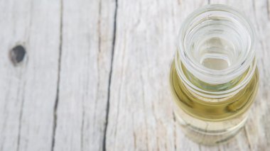 Elma sirkesi cam şişe içinde