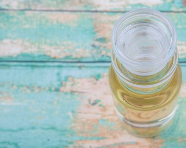 Elma sirkesi cam şişe içinde