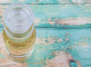 Elma sirkesi cam şişe içinde