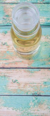 Elma sirkesi cam şişe içinde