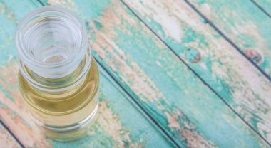 Elma sirkesi cam şişe içinde