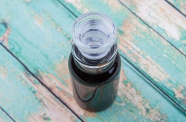 Cam şişe içinde balsamik sirke