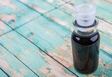 Cam şişe içinde balsamik sirke