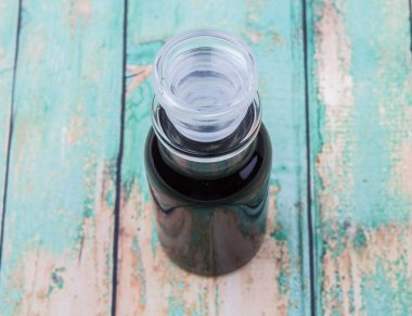 Cam şişe içinde balsamik sirke