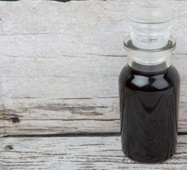 Cam şişe içinde balsamik sirke