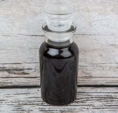 Cam şişe içinde balsamik sirke