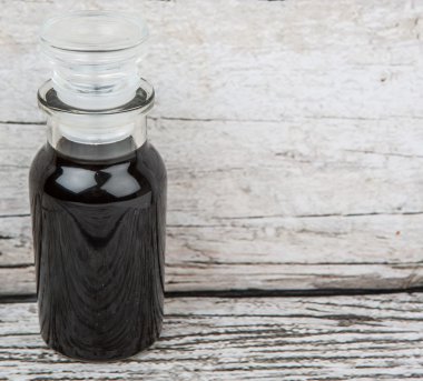 Cam şişe içinde balsamik sirke