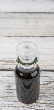 Cam şişe içinde balsamik sirke