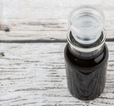 Cam şişe içinde balsamik sirke