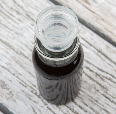 Cam şişe içinde balsamik sirke