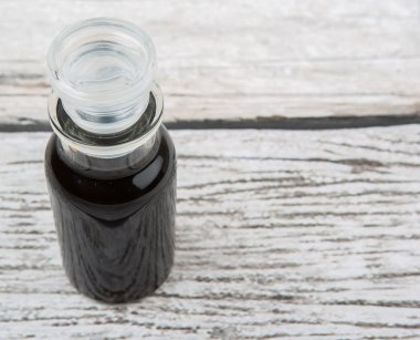 Cam şişe içinde balsamik sirke