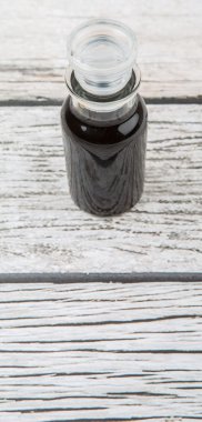 Cam şişe içinde balsamik sirke