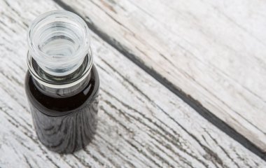 Cam şişe içinde balsamik sirke