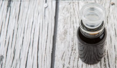 Cam şişe içinde balsamik sirke