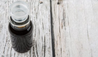 Cam şişe içinde balsamik sirke
