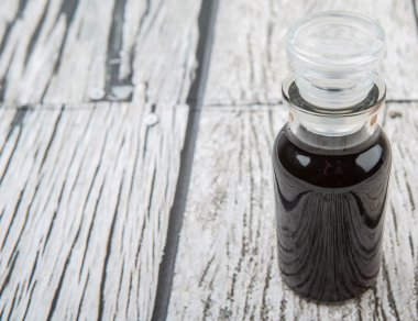 Cam şişe içinde balsamik sirke