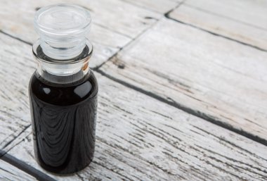 Cam şişe içinde balsamik sirke