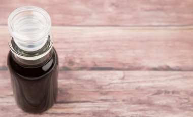 Cam şişe içinde balsamik sirke