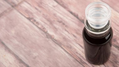 Cam şişe içinde balsamik sirke