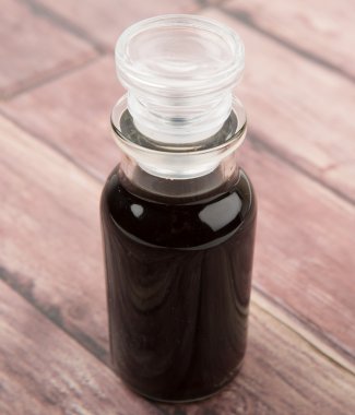 Cam şişe içinde balsamik sirke