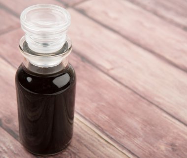 Cam şişe içinde balsamik sirke