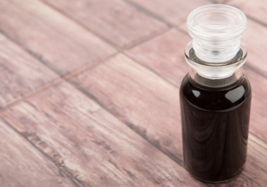 Cam şişe içinde balsamik sirke