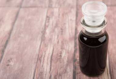 Cam şişe içinde balsamik sirke