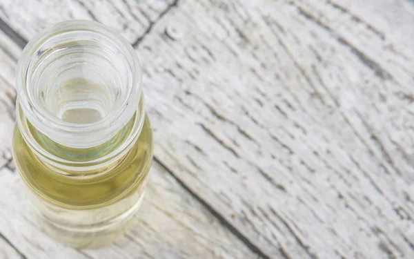 Vinaigre de pomme dans un flacon en verre — Photo