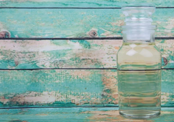 Vinagre de manzana en frasco de vidrio — Foto de Stock