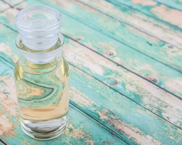 Vinaigre de pomme dans un flacon en verre — Photo