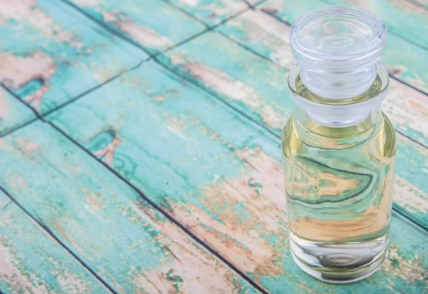 Vinaigre de pomme dans un flacon en verre — Photo