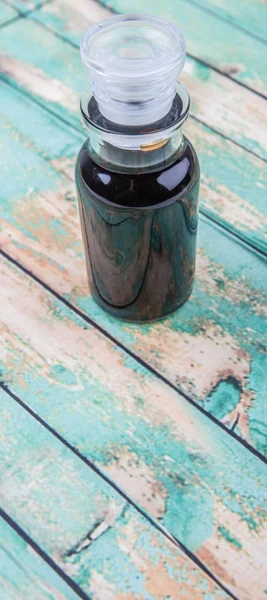 Vinaigre balsamique dans un flacon en verre — Photo
