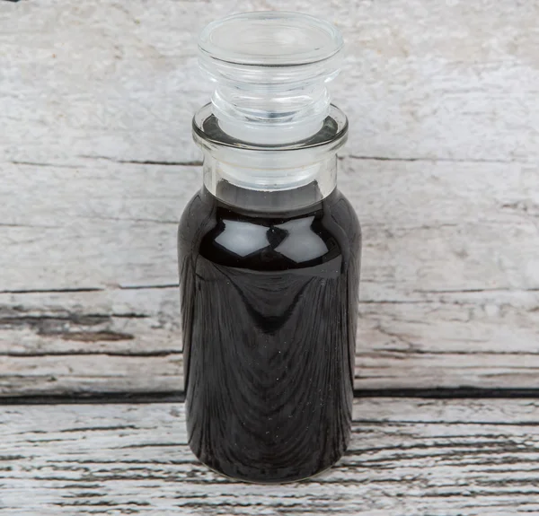 Vinagre balsâmico em frasco de vidro — Fotografia de Stock