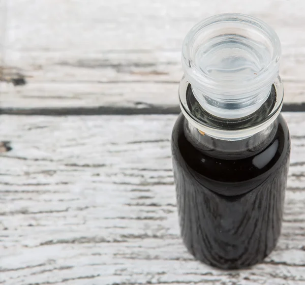 Cam şişe içinde balsamik sirke